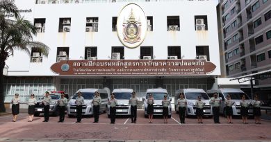 สปภ. จัดกิจกรรมผูกริบบิ้นสีธงชาติรถยนต์ เพื่อน้อมรำลึกถึง จากสถานการณ์ความไม่สงบชายแดนไทย-กัมพูชา