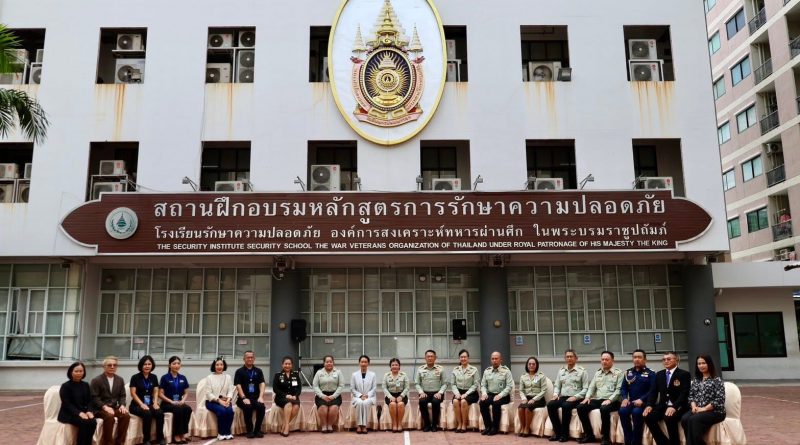 เลขานุการ อผศ. และคุณปริศนา กล่ำพินิจ พร้อมด้วยสื่อมวลชน เข้าเยี่ยมชมสถานฝึกอบรมหลักสูตรการรักษาความปลอดภัย ของโรงเรียนรักษาความปลอดภัย อผศ.